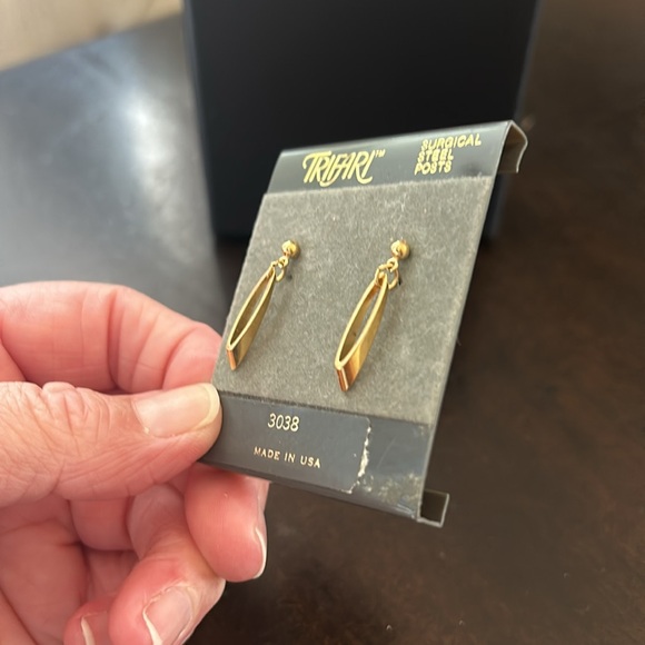 Trifari surgical Steel Posts in yellow gold color- NEW! - Picture 7 of 7